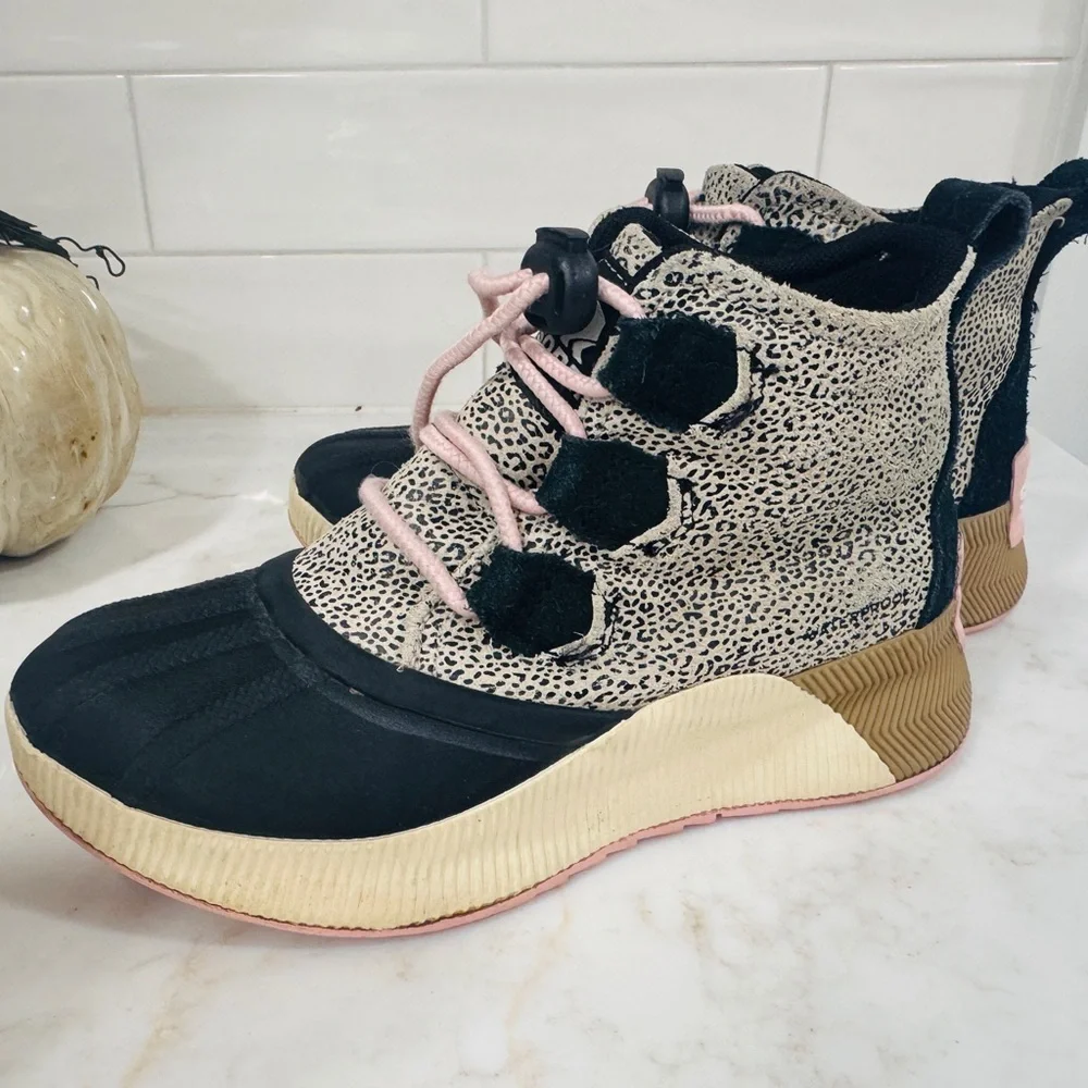 3Y Sorel Kids Black, Pink & Tan Leopard Rain + Snow Boots